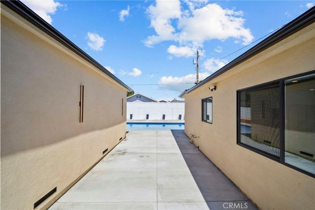 7660 Radford Avenue, North Hollywood, CA 91605