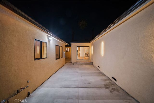 7660 Radford Avenue, North Hollywood, CA 91605