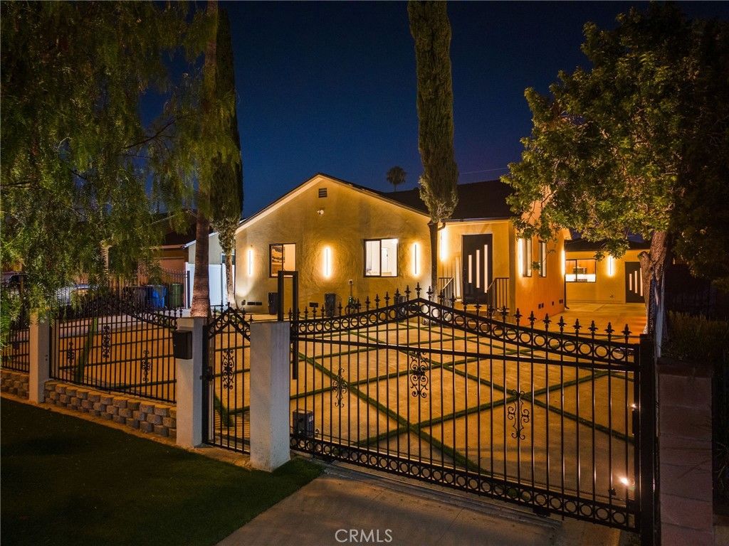 7660 Radford Avenue, North Hollywood, CA 91605