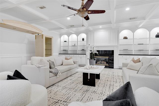 317 Avenue Of Oaks Street, Houston, TX 77009