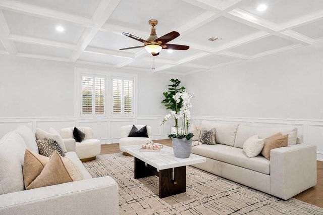 317 Avenue Of Oaks Street, Houston, TX 77009