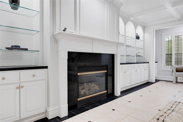 317 Avenue Of Oaks Street, Houston, TX 77009