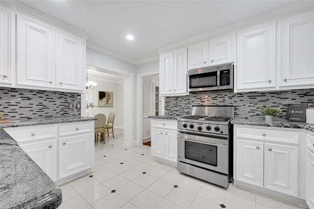 317 Avenue Of Oaks Street, Houston, TX 77009