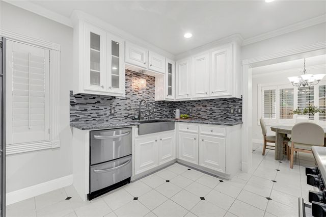 317 Avenue Of Oaks Street, Houston, TX 77009