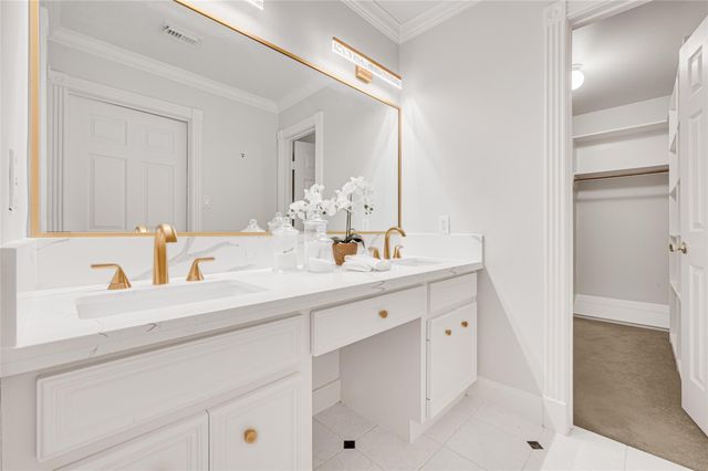 317 Avenue Of Oaks Street, Houston, TX 77009
