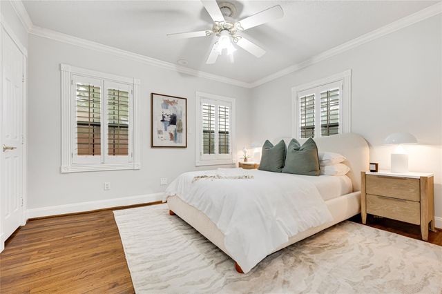 317 Avenue Of Oaks Street, Houston, TX 77009