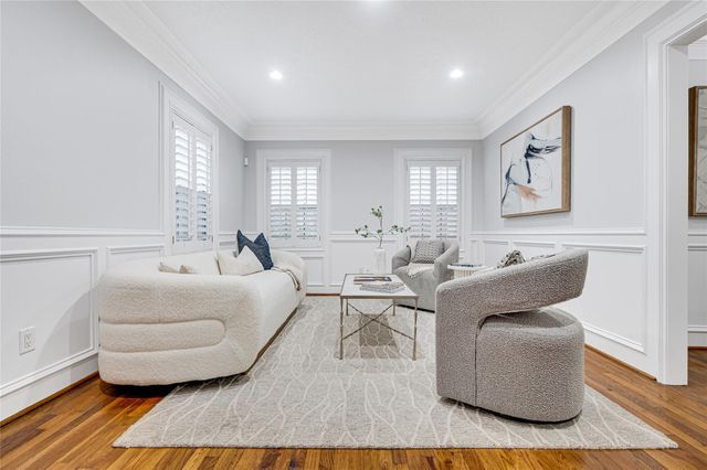 317 Avenue Of Oaks Street, Houston, TX 77009