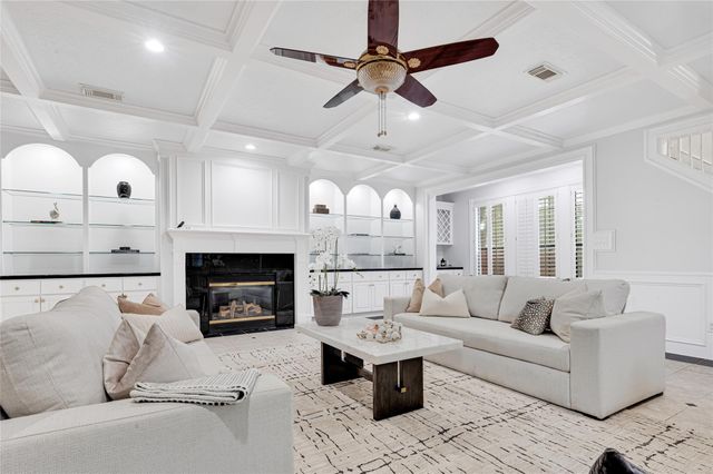 317 Avenue Of Oaks Street, Houston, TX 77009