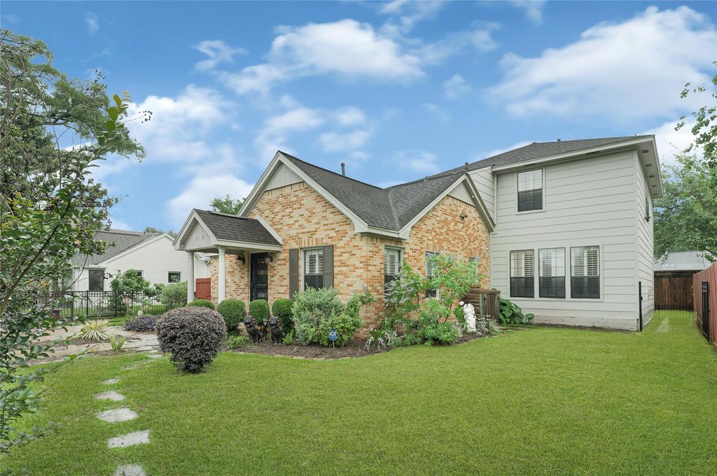 317 Avenue Of Oaks Street, Houston, TX 77009