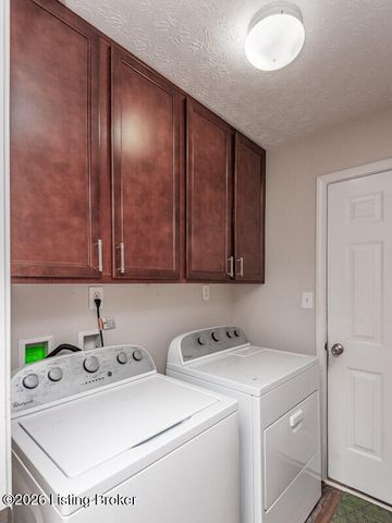 9011 Teak Dr, Louisville, KY 40228