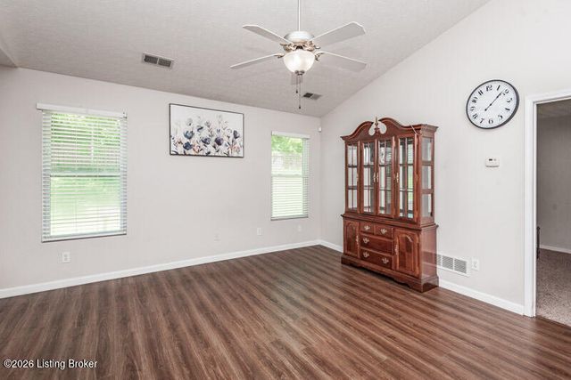 9011 Teak Dr, Louisville, KY 40228