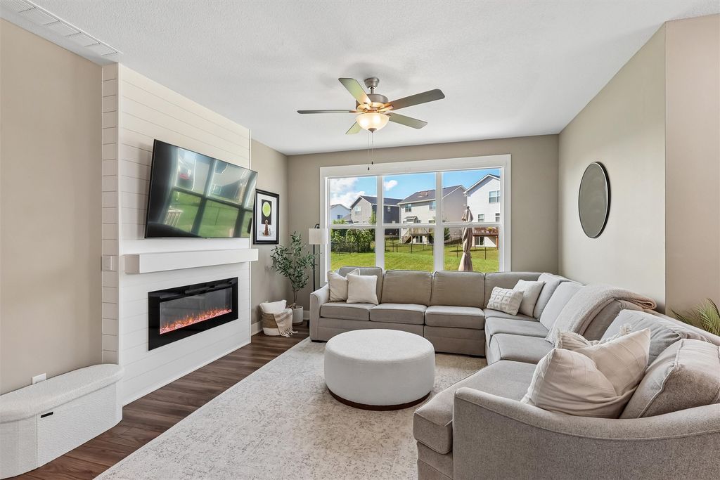 515 SE Alba Place, West Des Moines, IA 50265