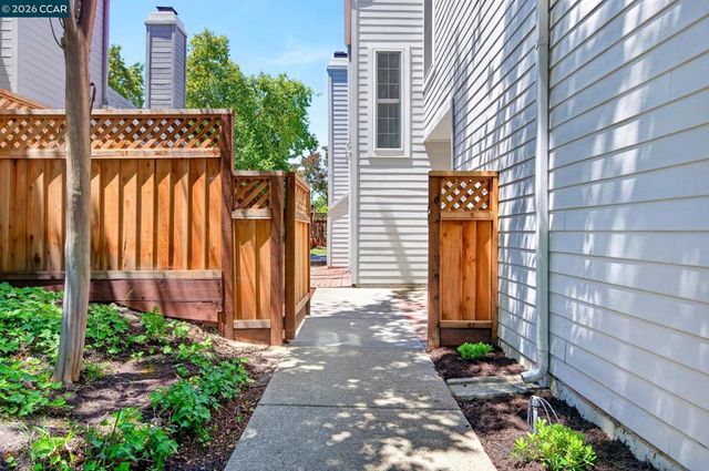726 Buena Vista Pl, Walnut Creek, CA 94597