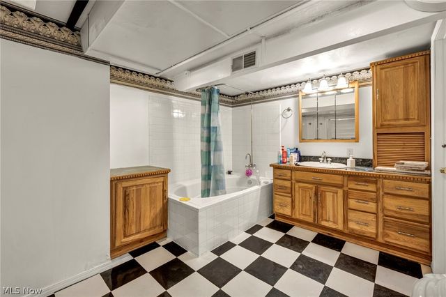 13570 Cedar Road, University Heights, OH 44118