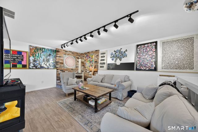16 Apache Drive, Brookfield, CT 06804