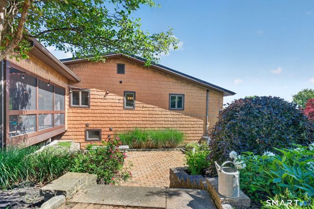 16 Apache Drive, Brookfield, CT 06804