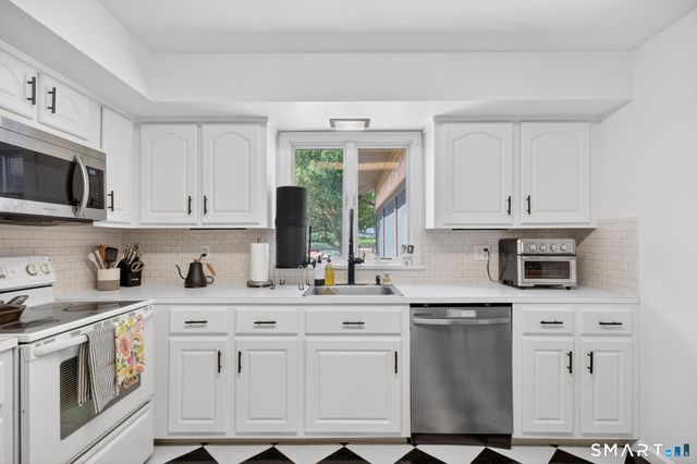 16 Apache Drive, Brookfield, CT 06804
