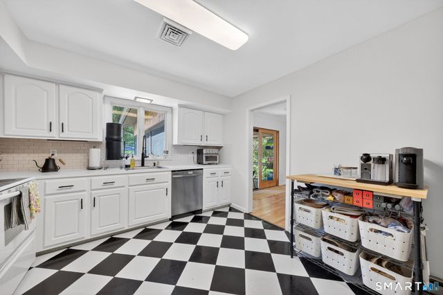 16 Apache Drive, Brookfield, CT 06804