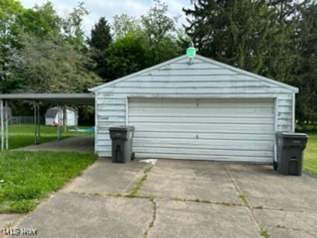 2224 Coral Sea Drive, Youngstown, OH 44511