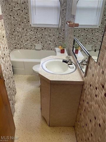 2224 Coral Sea Drive, Youngstown, OH 44511