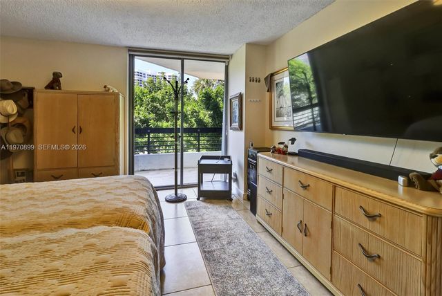 3500 Mystic Pointe Dr 302, Aventura, FL 33180