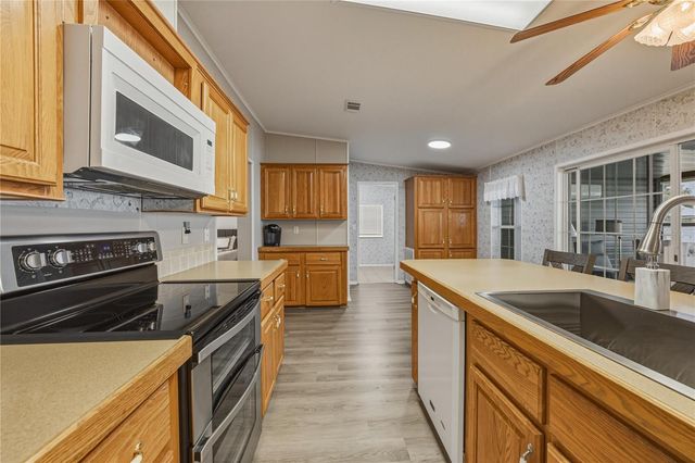 37410 NEUKOM AVENUE, Zephyrhills, FL 33541