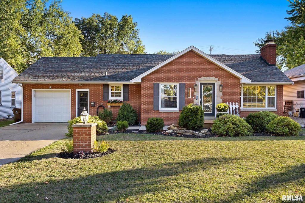 210 E CRESTWOOD Street, Morton, IL 61550