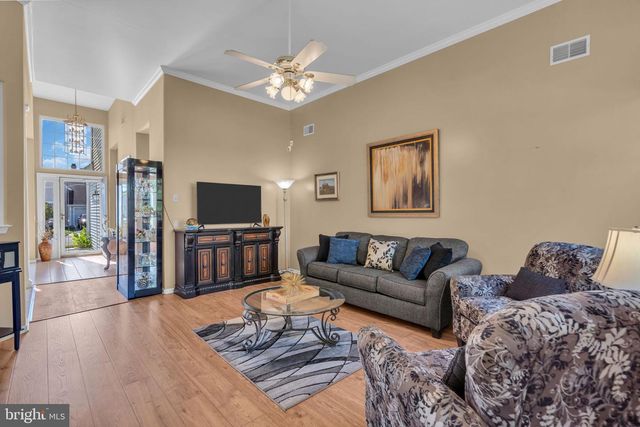 17 FOUNTAIN VIEW DR, Barnegat, NJ 08005
