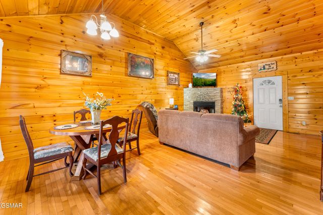 514 Laural Mountain Road, Gatlinburg, TN 37738