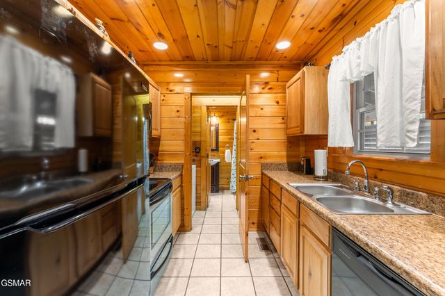 514 Laural Mountain Road, Gatlinburg, TN 37738