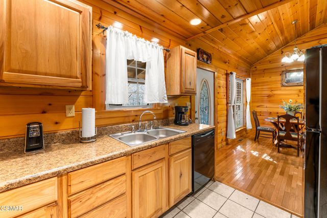 514 Laural Mountain Road, Gatlinburg, TN 37738