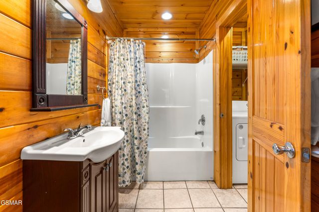 514 Laural Mountain Road, Gatlinburg, TN 37738