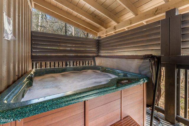 514 Laural Mountain Road, Gatlinburg, TN 37738