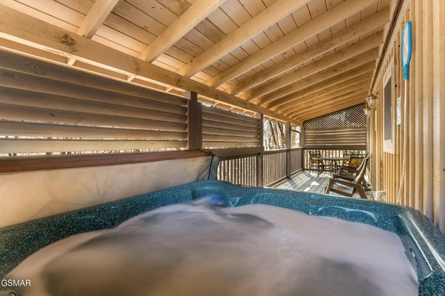 514 Laural Mountain Road, Gatlinburg, TN 37738