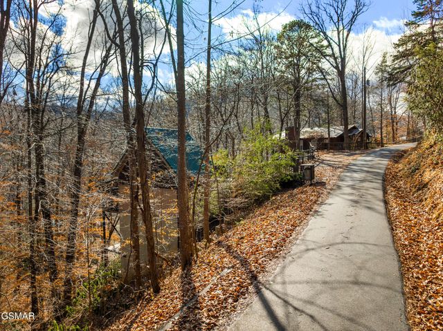 514 Laural Mountain Road, Gatlinburg, TN 37738