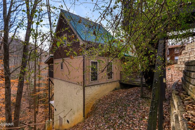 514 Laural Mountain Road, Gatlinburg, TN 37738