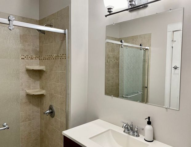 909 W Gordon Terrace 1, Chicago, IL 60613