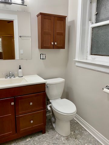 909 W Gordon Terrace 1, Chicago, IL 60613