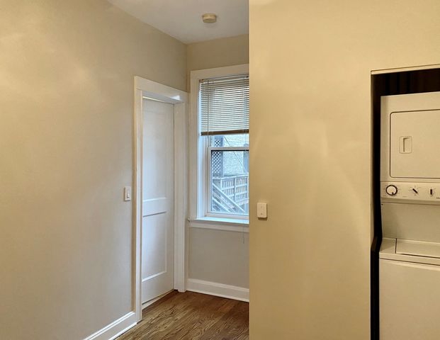 909 W Gordon Terrace 1, Chicago, IL 60613