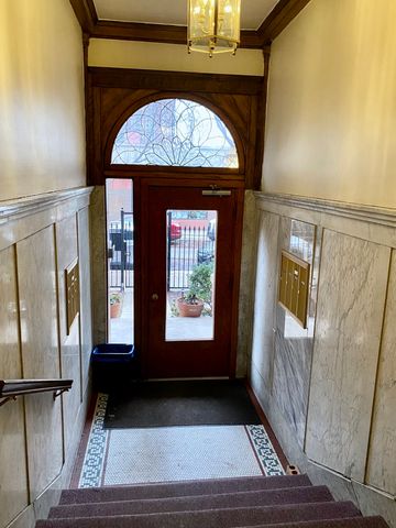 909 W Gordon Terrace 1, Chicago, IL 60613