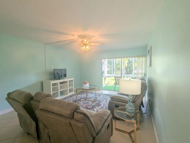 23 Golfs Edge A, West Palm Beach, FL 33417
