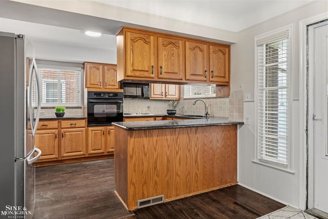 21444 Severn Road, Harper Woods, MI 48225