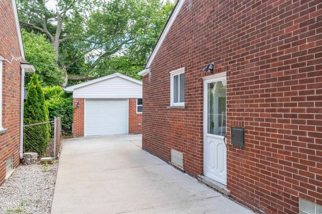 21444 Severn Road, Harper Woods, MI 48225