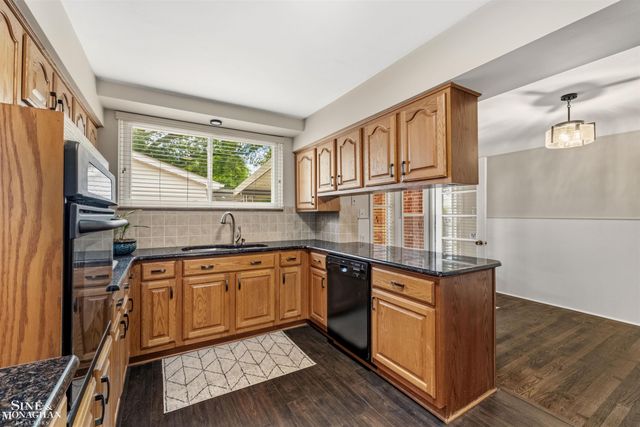 21444 Severn Road, Harper Woods, MI 48225