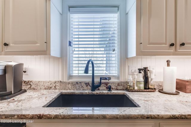 9307 Springbrooke Cir, Louisville, KY 40241