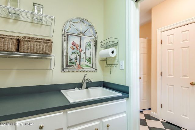 9307 Springbrooke Cir, Louisville, KY 40241