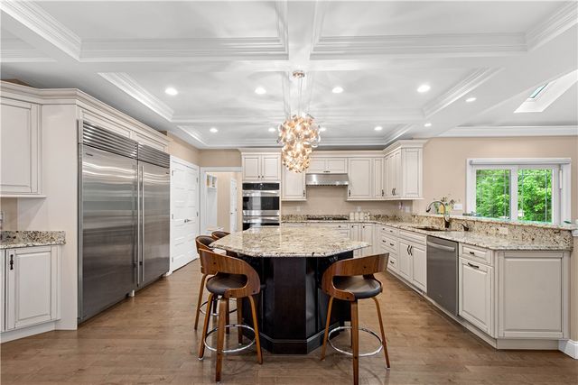 1820 Winchester Dr, Upper St Clair, PA 15241