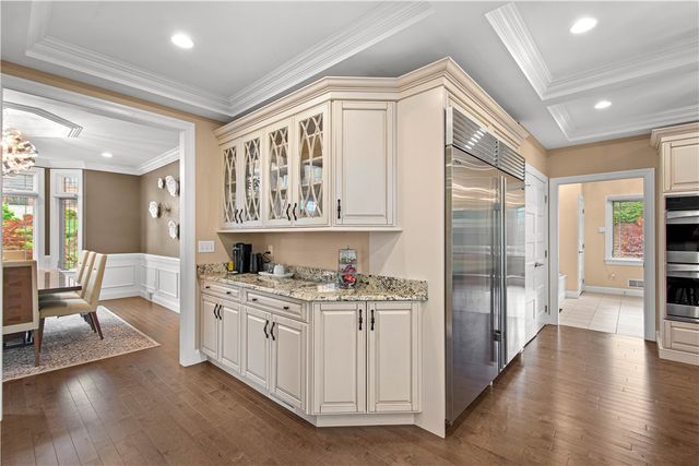 1820 Winchester Dr, Upper St Clair, PA 15241