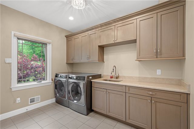1820 Winchester Dr, Upper St Clair, PA 15241