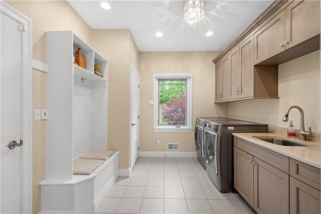 1820 Winchester Dr, Upper St Clair, PA 15241